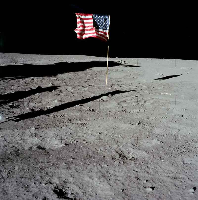 first-US-flag-on-the-moon